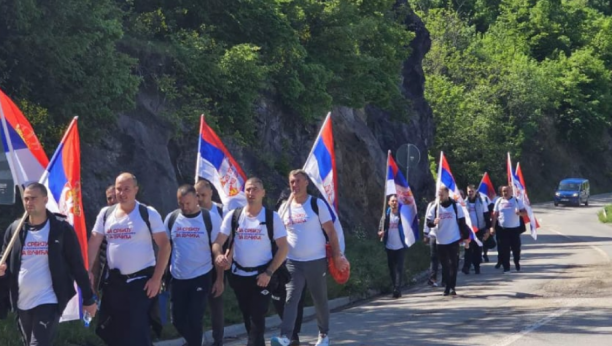 POGLEDAJTE KAKO HEROJI SA KOSOVA IDU PEŠKE DA PODRŽE VUČIĆA "Ovim putem mu se zahvaljujemo za opstanak našeg naroda" (VIDEO)