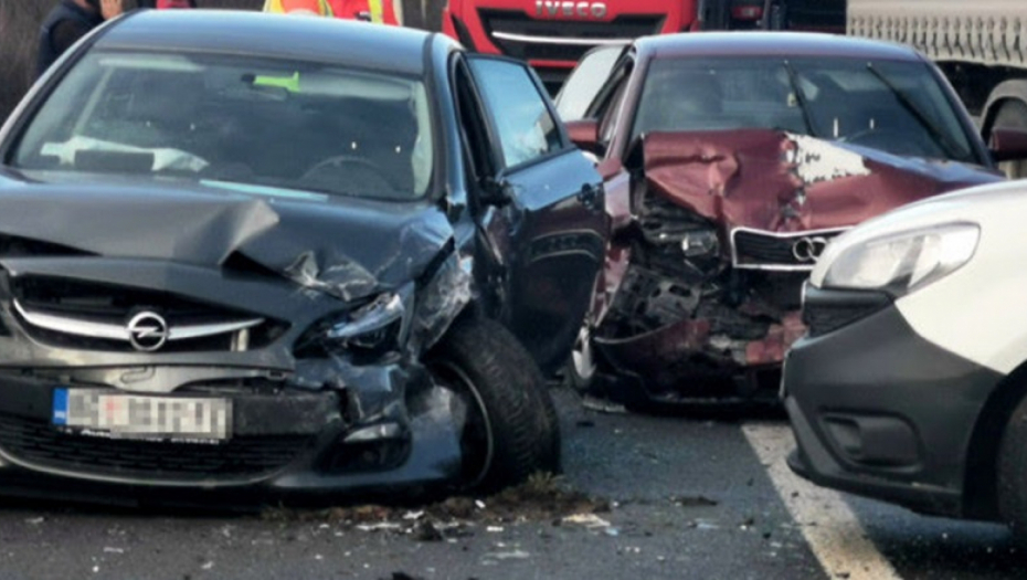 STRAVIČAN LANČANI SUDAR KOD LUČANA Tri automobila potpuno smrskana, delovi svuda po putu (FOTO)