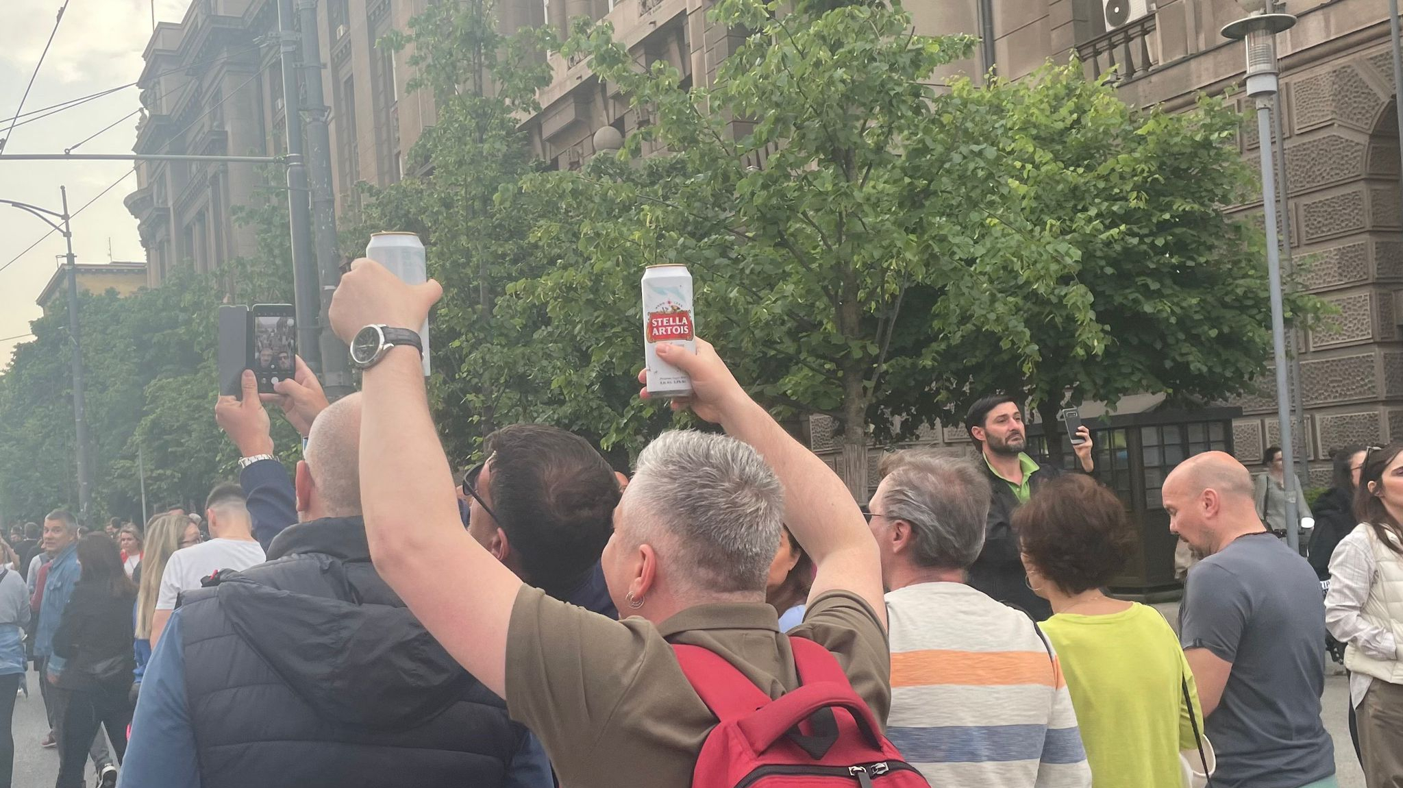 POČELA PIJANKA! Pijani opozicionari loču alkohol, užasne scene iz centra Beograda!