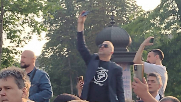 SELFI PRED JURIŠ NA FOTELJE Sergej Trifunović pozira na protestu