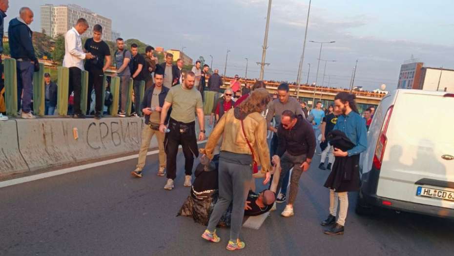 POČELO BATINANJE Pesničenje na Gazeli, ovako se hejteri bore protiv nasilja (FOTO)