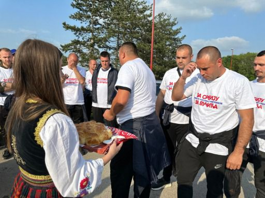 SRBIJA NE SME DA STANE Stotine meštana i aktivista SNS dočekali heroje sa KiM u Žiči