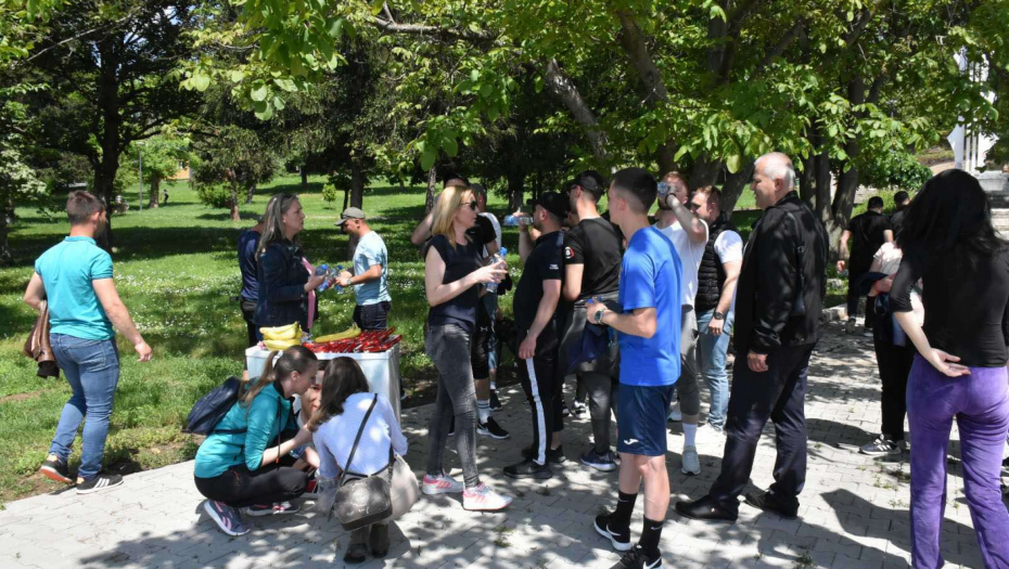 KRENULI NA MITING 26. MAJA Momci s Kosova i Metohije dočekani u Aleksincu uz voće i osveženje (FOTO)