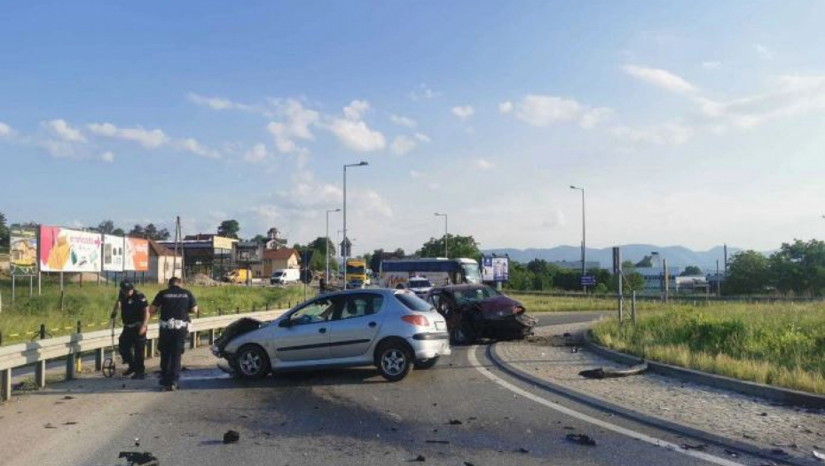 LUDILO MOZGA U KONTRA SMERU UŠAO U KRUŽNI TOK Dvojica muškaraca povređena u saobraćajnoj nesreći u Čačku