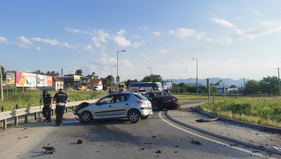 NASTRADALA DVA MUŠKARCA, TRI ŽENE LAKŠE POVREĐENE Jeziva tragedija kod Bačke Topole: Ušli u raskrsnicu bez zaustavljanja, pokosio ih "Audi"