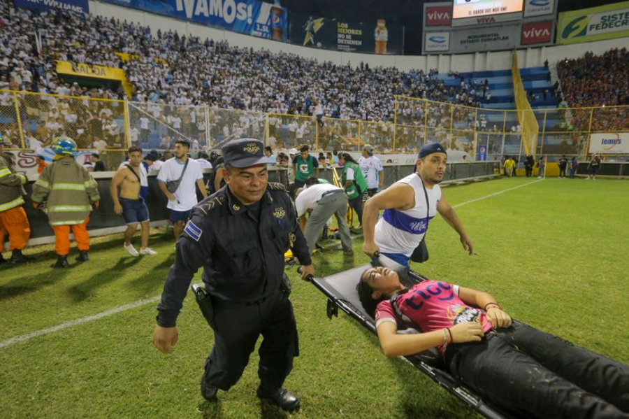 (UZNEMIRUJUĆE FOTO) HOROR SCENE NA STADIONU Nekoliko mrtvih u stravičnom stampedu u El Salvadoru, na desetine povređenih