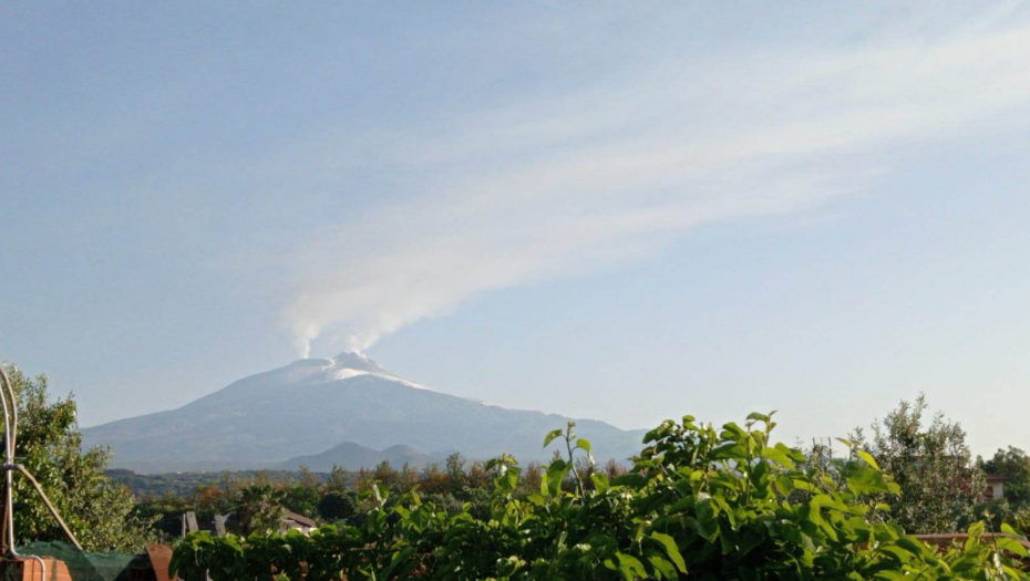 PROBUDILA SE ZEMLJINA UTROBA, BUKNULA ETNA! Lava i pepeo KULJAJU iz vulkana, dosegli visinu od 5 kilometara!