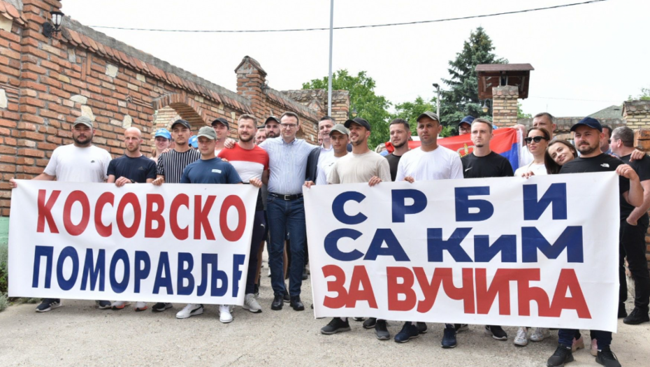 VELIKI LJUDI I HEROJI Petković u selu Orešac sa Srbima iz Kosovskog Pomoravlja koji peške idu na skup u Beograd (FOTO/VIDEO)