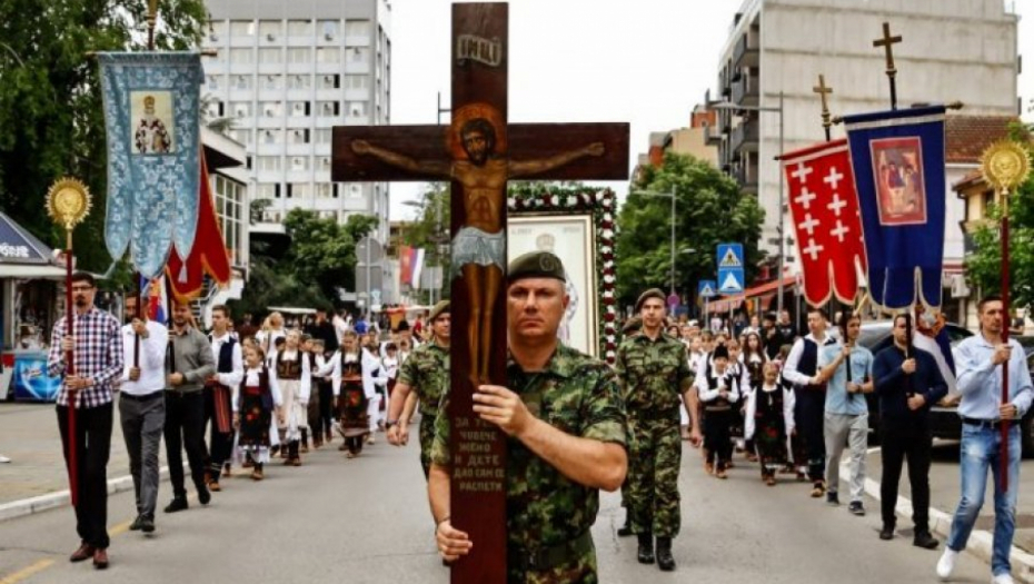 KIVOT VLADIKE NIKOLAJA KRENUO KA BEOGRADU Vojska Srbije prati i prenosi kovčeg (FOTO)