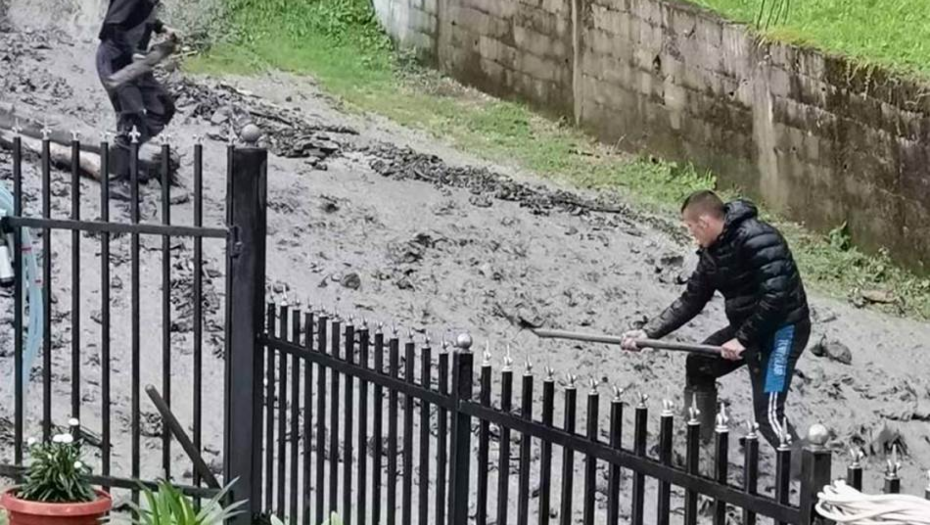 UŽASNE SLIKE SELA U SRBIJI Bujice odnele puteve, životinje u rukama spašavali od davljenja