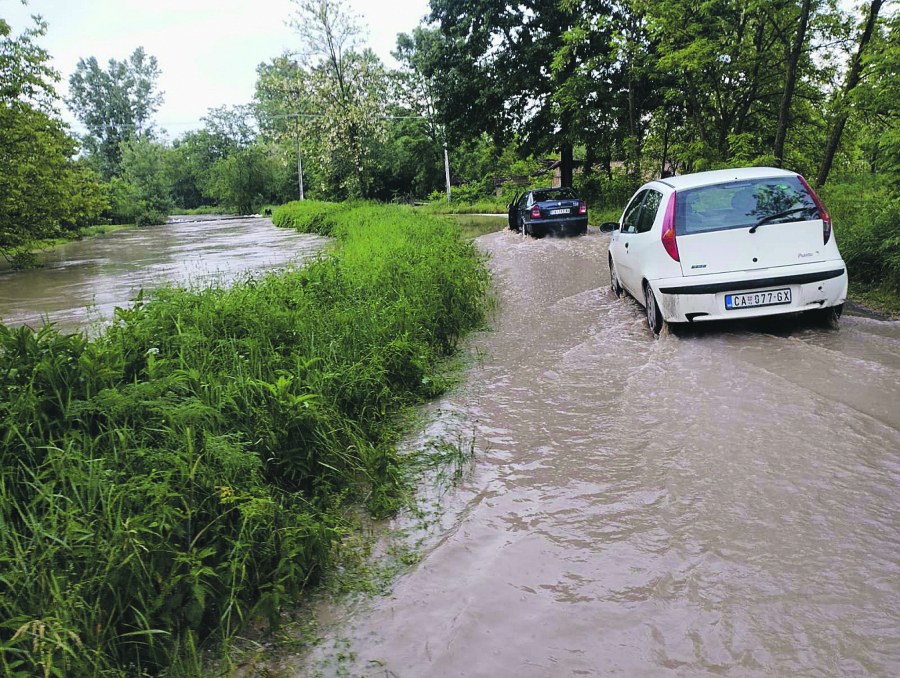 VELIKA ŠTETA Jako nevreme zahvatilo Srbiju u petak, bez struje tri sela: U rukama smo nosili stoku pred vodenom bujicom