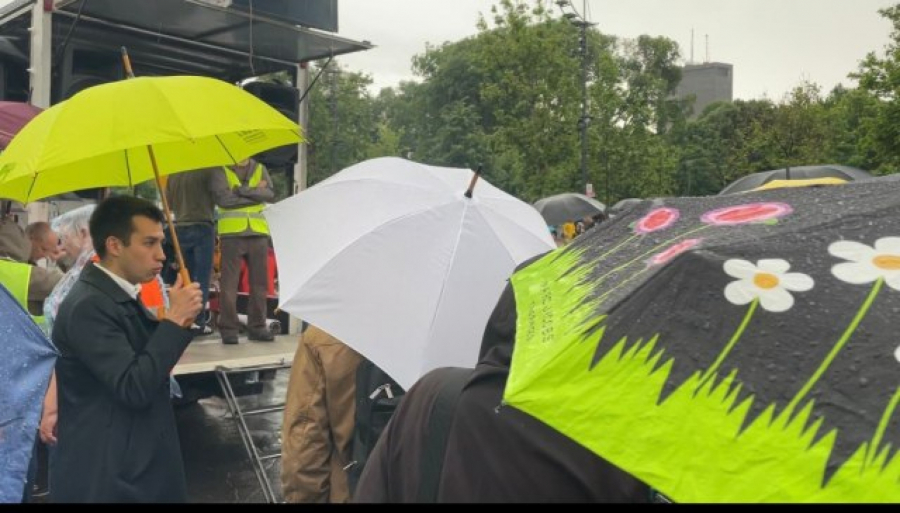 POLITIČKI, A NE GRAĐANSKI PROTEST! Na skup pristižu političari, kao što se i očekivalo (FOTO)