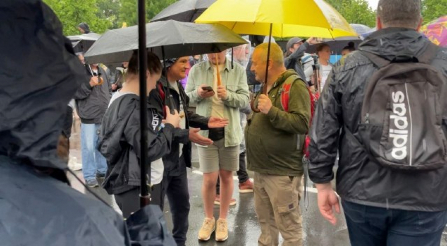 POLITIČKI, A NE GRAĐANSKI PROTEST! Na skup pristižu političari, kao što se i očekivalo (FOTO)