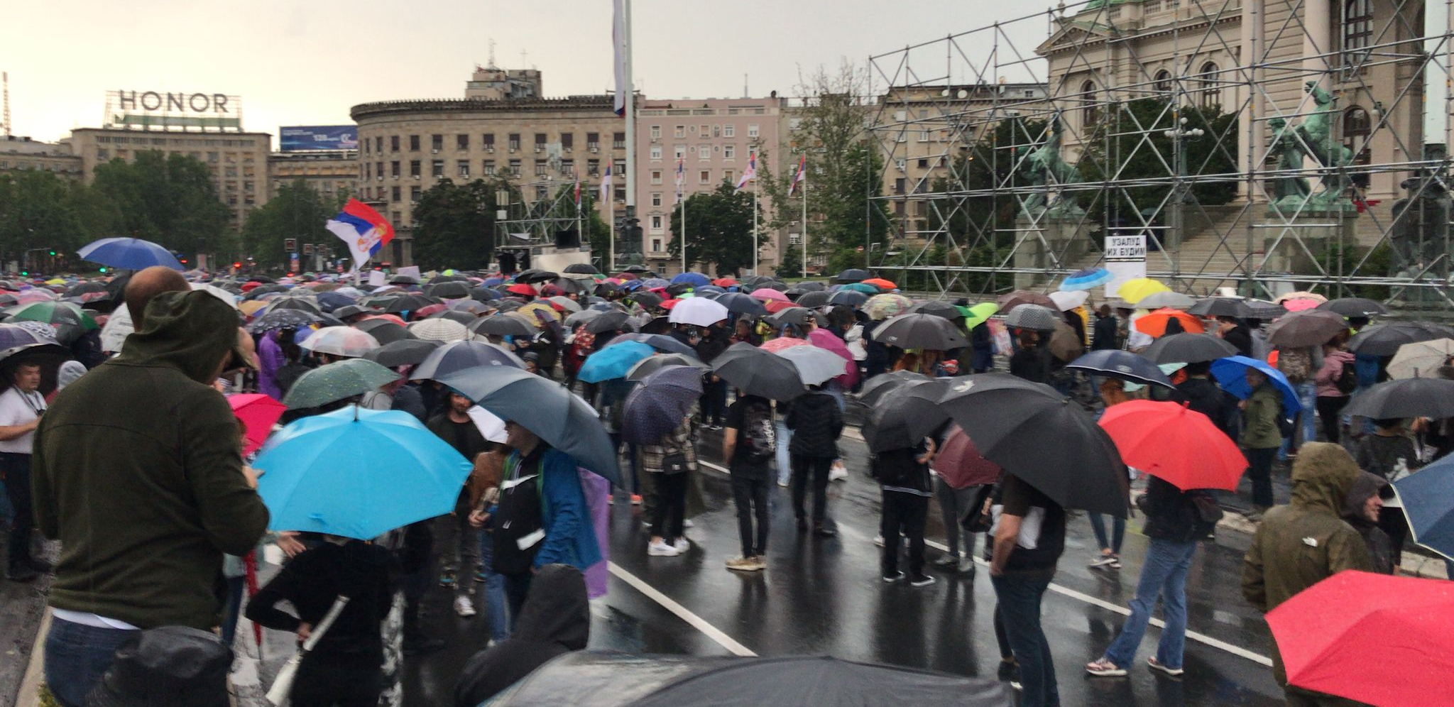 OPOZICIJA BEZ SRAMA Deca pobijena, a njima je protest "hepening za lepe devojke i zdrave momke!" (VIDEO)