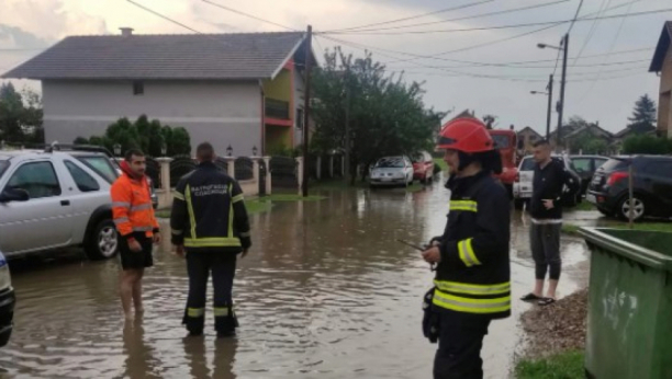 NEVREME NAPRAVILO HAOS U KRUŠEVCU Evakuisani ljudi iz poplavljenih vozila, grom izazvao opasan požar!