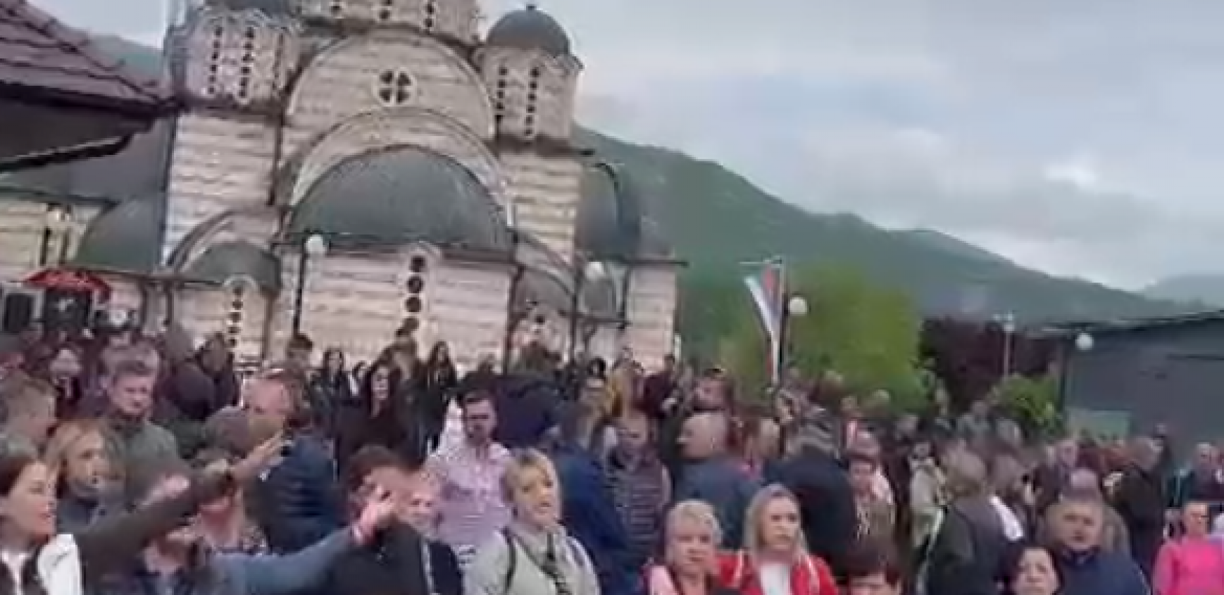 OVO JE SRBIJA! Narod okupljen ispred opštine u Leposaviću peva, a okupacioni gradonačelnik se krije u zgradi (VIDEO)