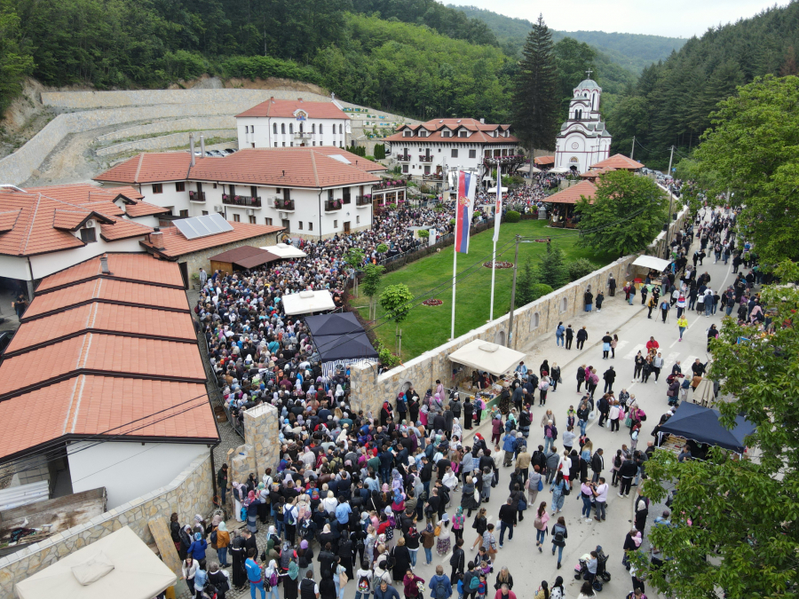 PRESVLAČENjE MOŠTIJU PREPODOBNOG ZOSIMA ČUDOTVORCA U MANASTIRU TUMANU Prisustvovalo je više od 20.000 ljudi (FOTO)