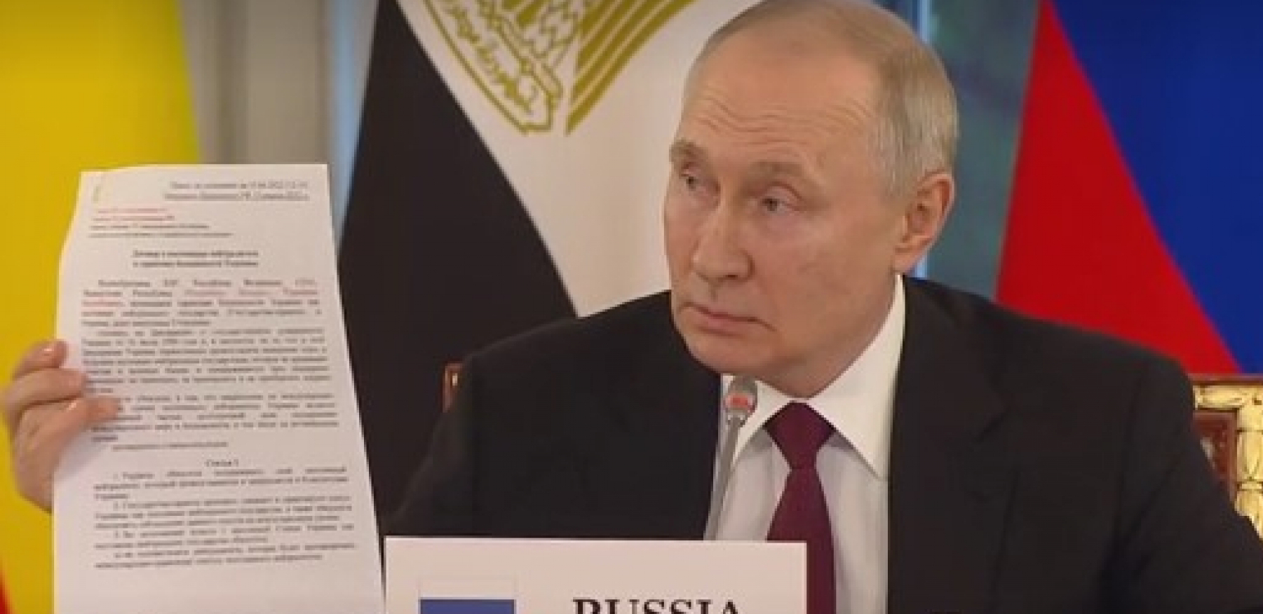 Vladimir Putin drži dokument