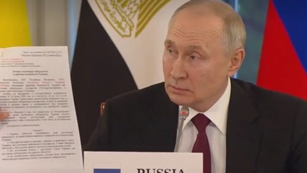 Vladimir Putin drži dokument
