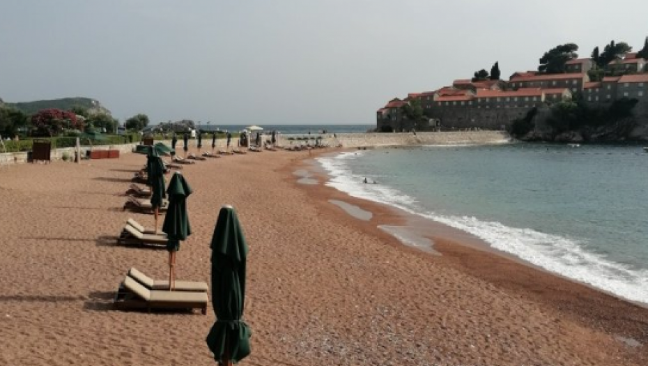 prazna plaža budva