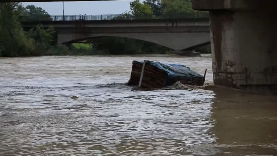 Drava nosi vikendicu