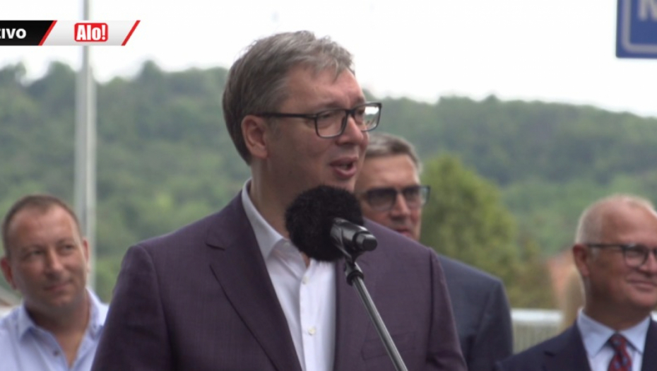 Predsednik Vučić obilazi završne radove na mostu preko Mlave