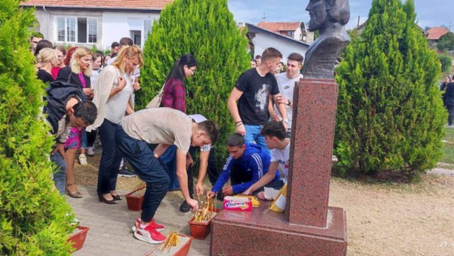 Srbi se okupljaju da odaju počast stradalima