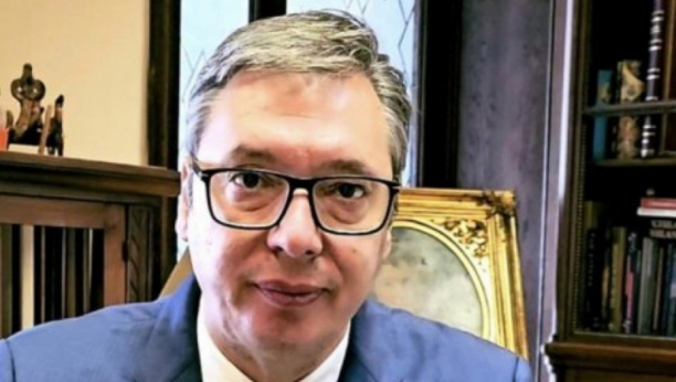 Vučić pokazuje studentsku karticu