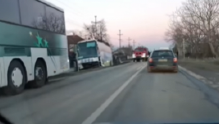 Sudar traktora i autobusa