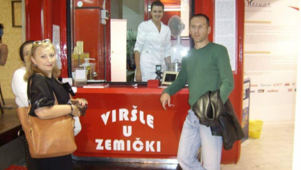 Crveni kiosk