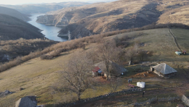 Samohrana majka živi na vrhu Peštera