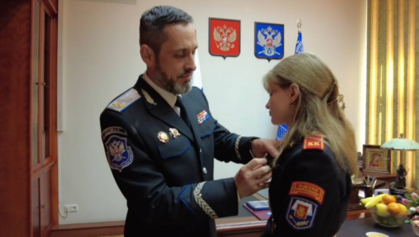 devojka prima orden u Rusiji