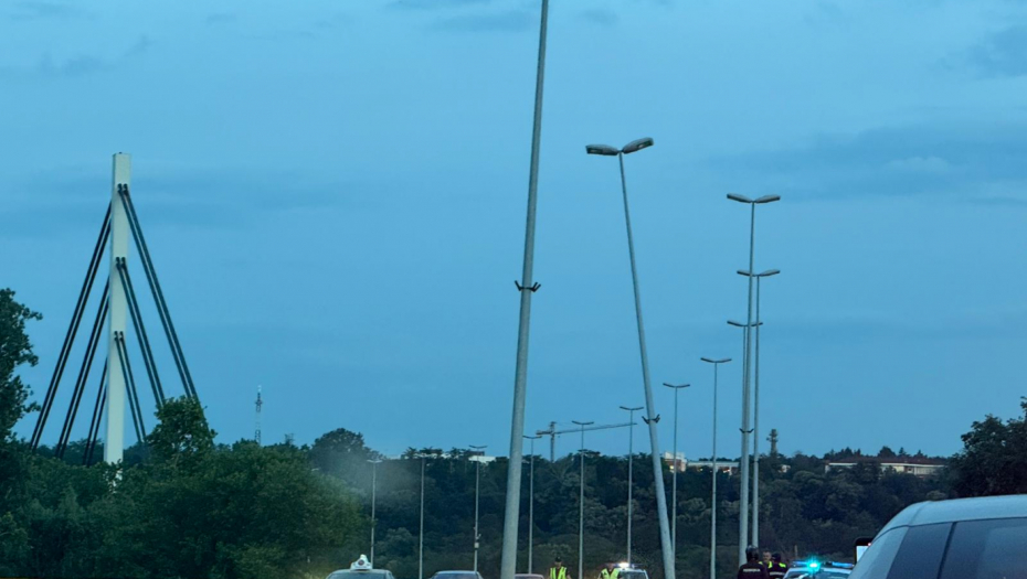 Nakrivila se bandera na Mostu Slobode u Novom Sadu