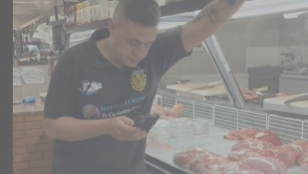 čovek kupuje meso