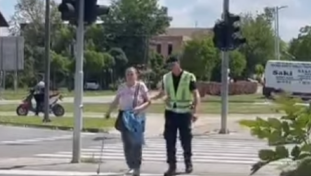 Saobraćajni policajac pomogao ženi da predje ulicu