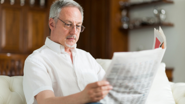 muškarac čita novine