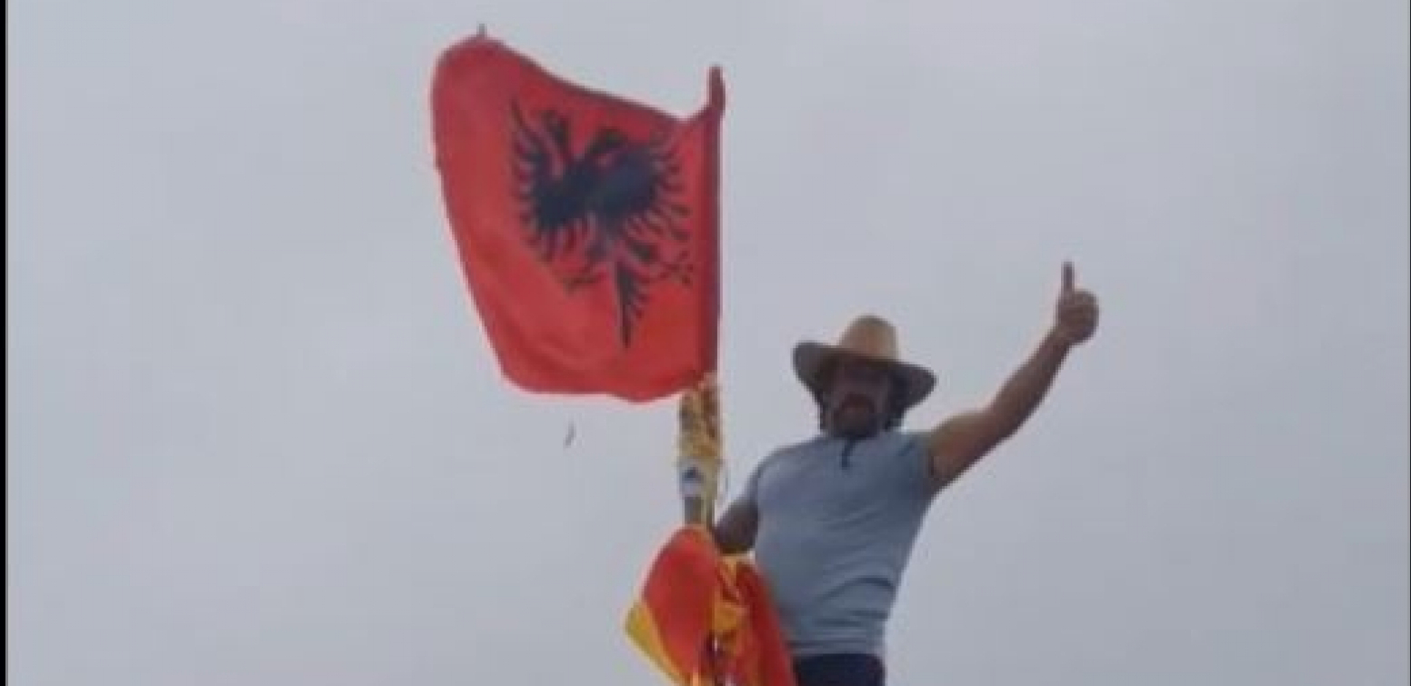 Zastava Albanije na Golem Korabu