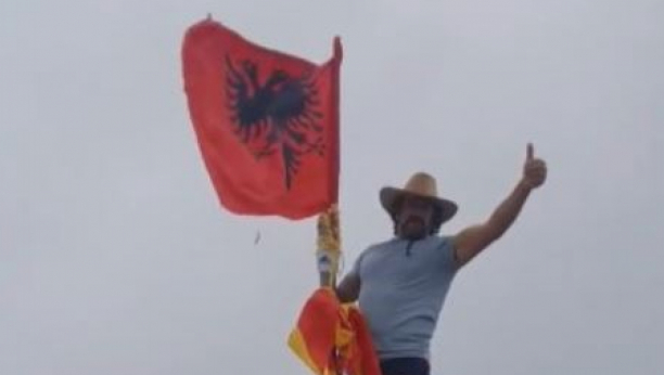 Zastava Albanije na Golem Korabu