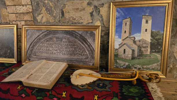 Izložba u letnjikovcu manastira u Crnči
