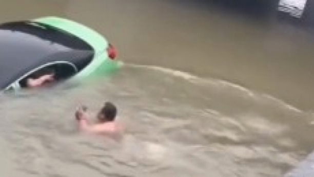 poplavljen automobil