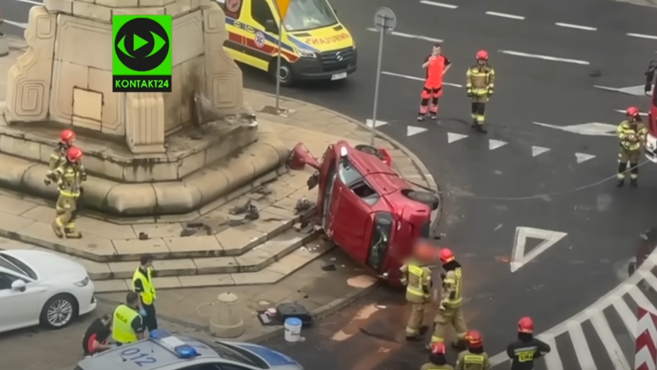 Prevrnut automobil na Trgu u Varšavi