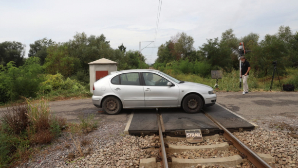 Delovi automobila rasuti po pruzi