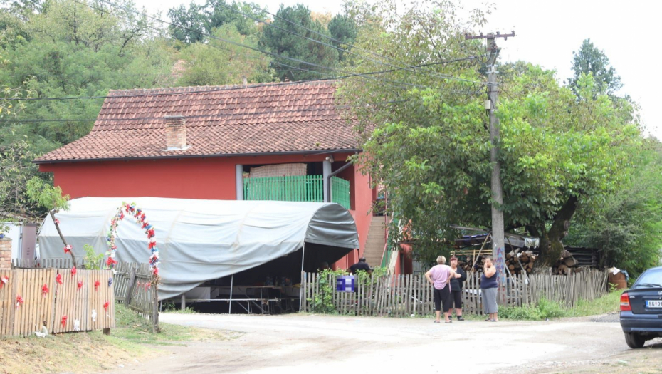 Postavljen šator u dvorištu porodične kuće