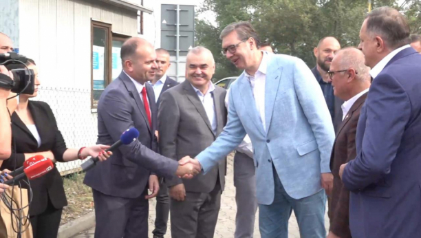 Predsednik Aleksandar Vučić obilazi radove na rekonstrukciji mosta na graničnom prelazu Karakaj