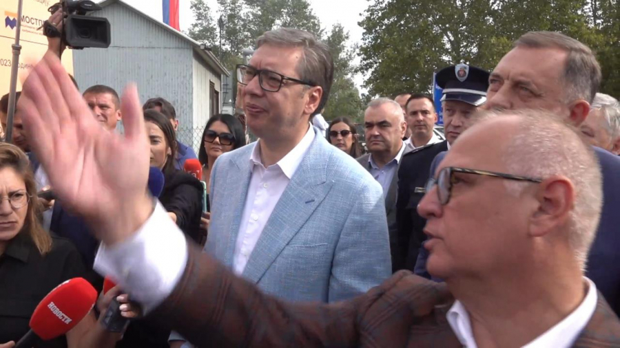 Predsednik Aleksandar Vučić obilazi radove na rekonstrukciji mosta na graničnom prelazu Karakaj