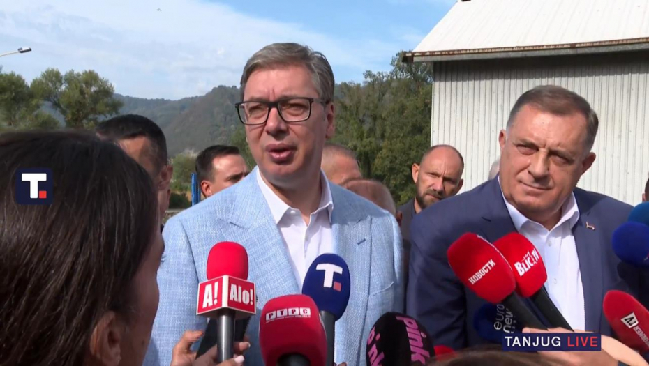 Predsednik Aleksandar Vučić obilazi radove na rekonstrukciji mosta na graničnom prelazu Karakaj