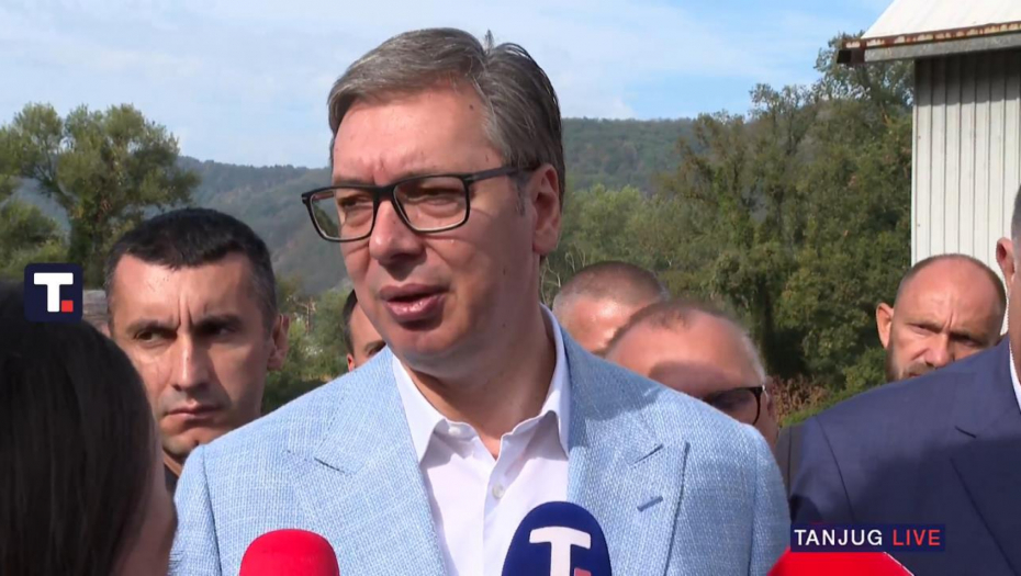 Predsednik Aleksandar Vučić obilazi radove na rekonstrukciji mosta na graničnom prelazu Karakaj