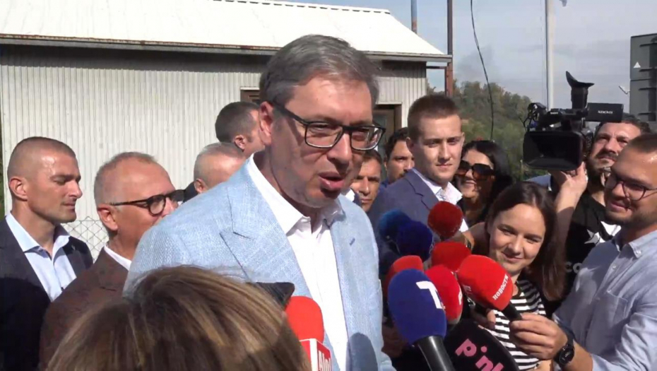 Predsednik Aleksandar Vučić obilazi radove na rekonstrukciji mosta na graničnom prelazu Karakaj