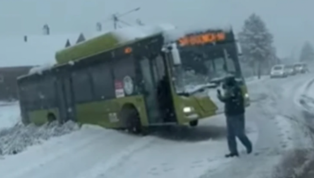 Autobus se zaglavio u snegu kod Šapca