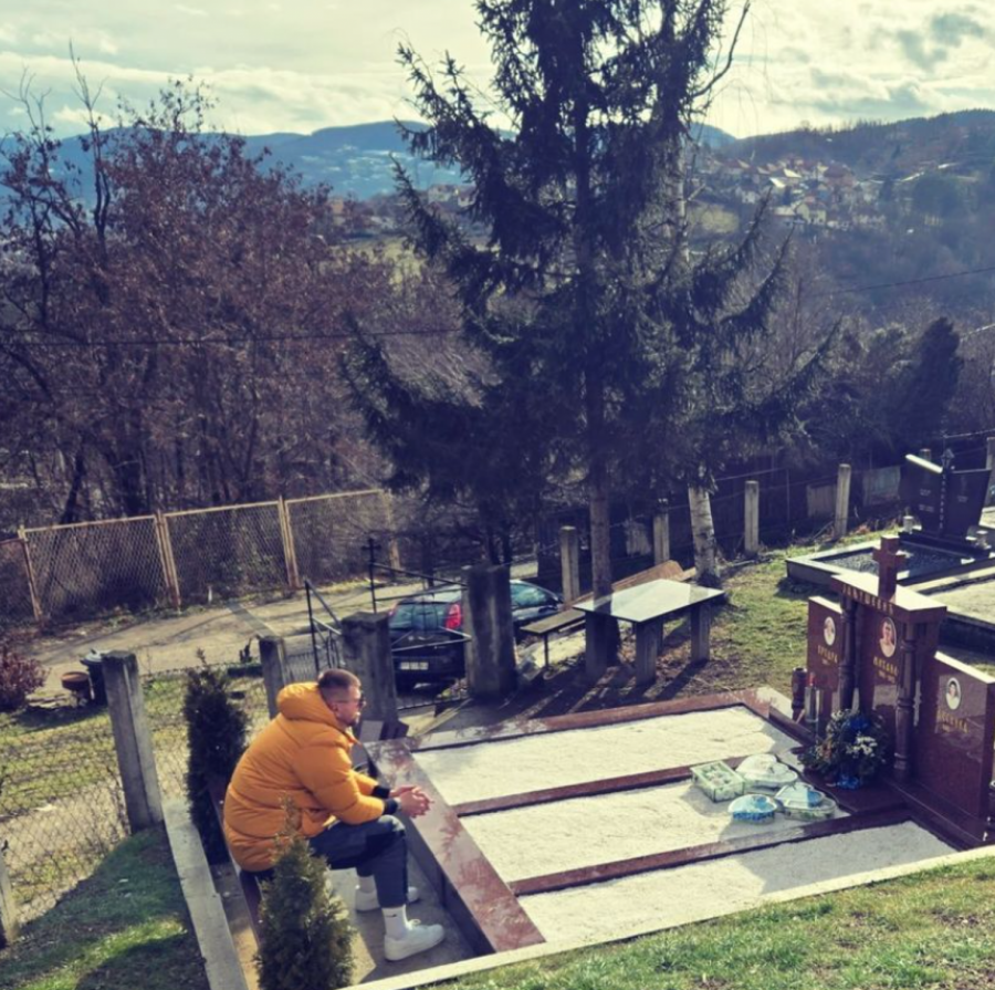 JANJUŠ SLOMLJEN OD BOLA NA BOŽIĆ Otišao na grob svog brata, pa objavio emotivne reči!